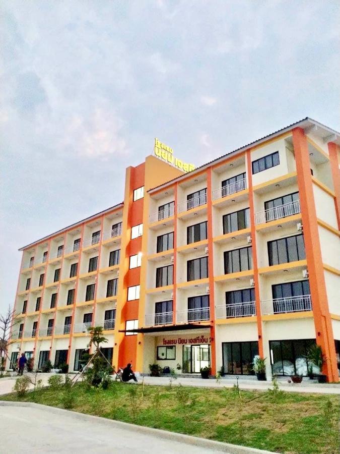 โรงแรมนิยม เอสทีเอ็น 2 - Niyom Stn 2 Hotel Ban Phue エクステリア 写真